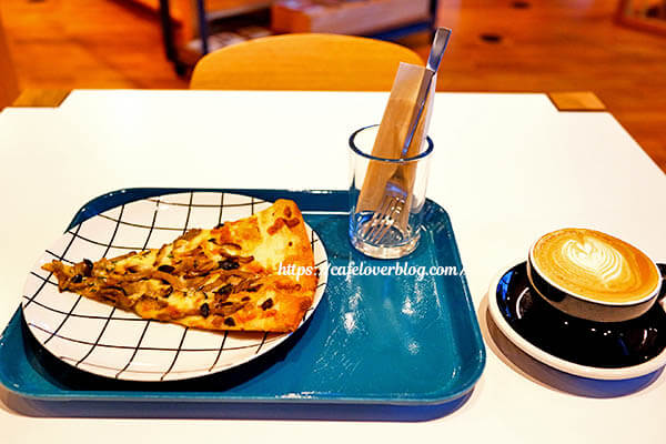SUBSTANCE ◇ マッシュルームのピザ / カフェラテ