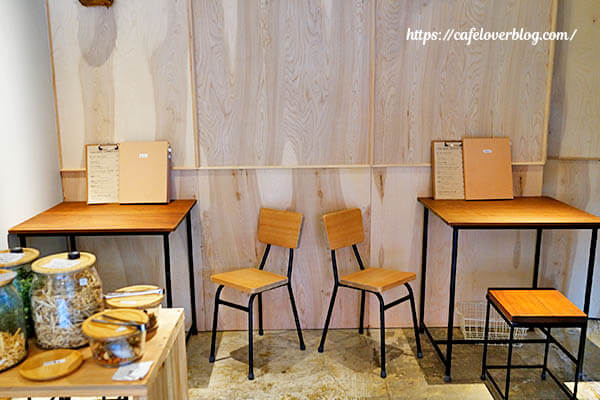 café & bulk shop modest. ◇ 店内