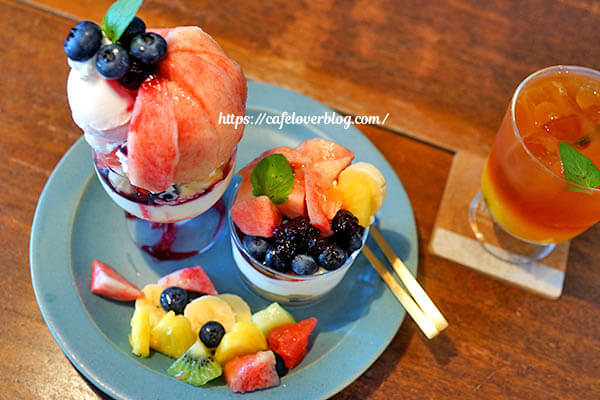 CAFE DARRENT ◇ 桃とブルーベリーのヨーグルトパンナコッタパフェ / ブルーベリーと桃のレアチーズ / アイスオレンジティー