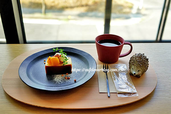 ちいさなカフェ 月と花と ◇ チーズケーキ / ブレンドコーヒー「月と花」