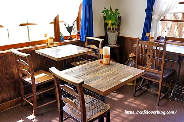 福島市にある伏見珈琲店の店内