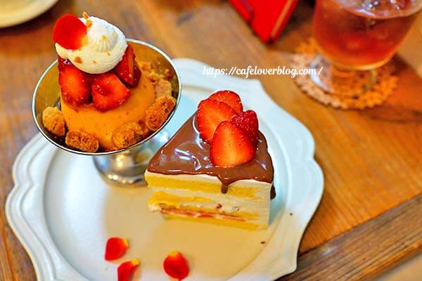 西荻窪にあるラ・プティット・シュルプリーズのチョコ掛け苺ショート×苺タルトプリン