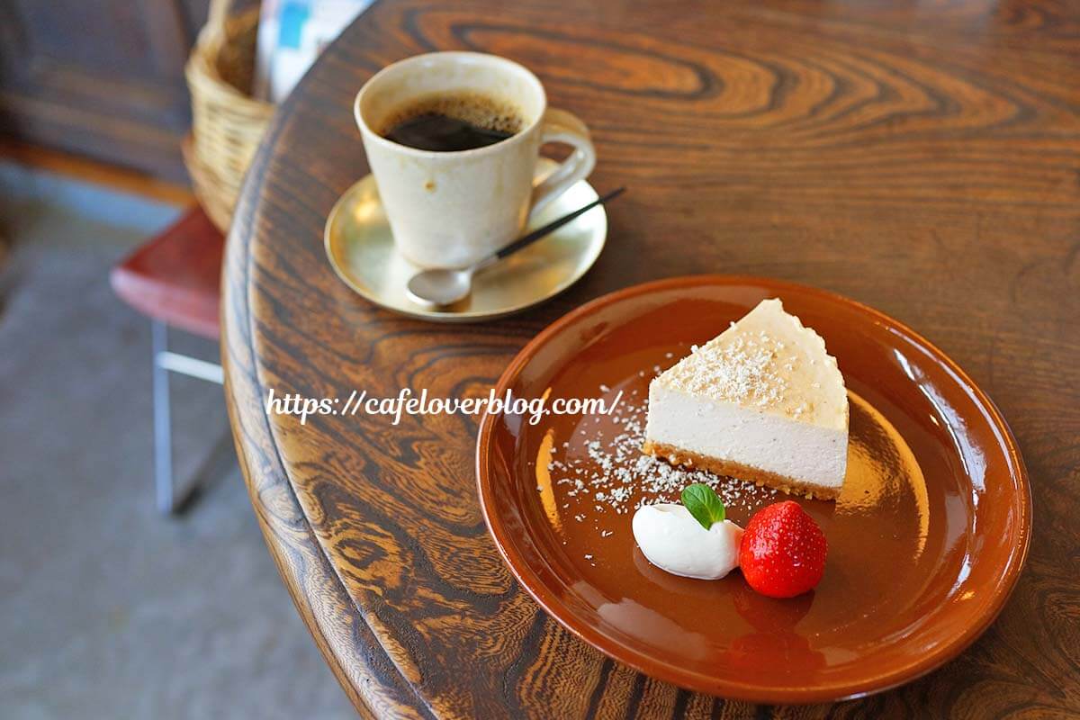 茨城県大子町にあるカフェnene parのいちごのチーズケーキとコーヒー