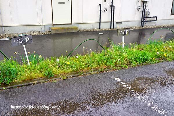 店名が入った看板の箇所に駐車を
