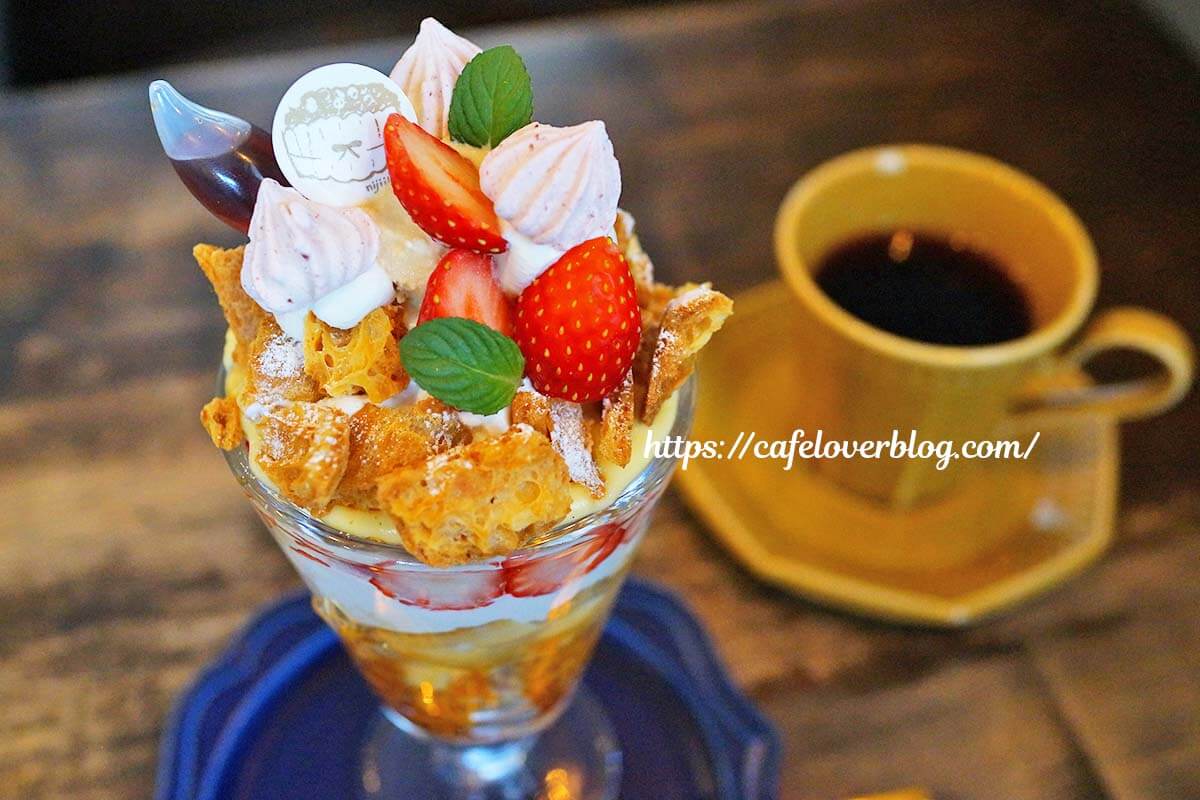 福島県浅川町にあるにじいろお菓子店の苺&プリンのパフェ