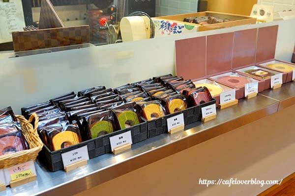 埼玉県朝霞市にある丸沼美術サロンの物販スペース