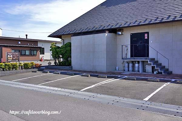 埼玉県朝霞市にある丸沼美術サロンの駐車場