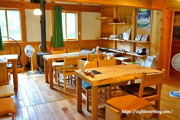 福島県三島町のつるのIORIカフェの店内