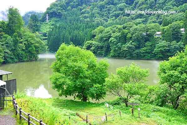 福島県三島町のつるのIORIカフェのテラスからの眺め