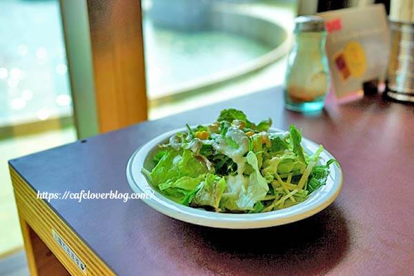 福島市の県立美術館内にあるCurry and Spice dishes 笑夢のセットサラダ