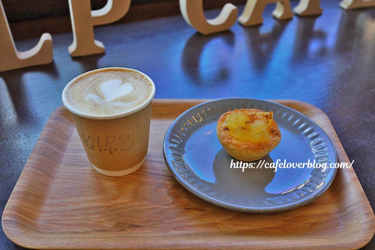 埼玉県熊谷市にあるLP caféのアップルシナモンのパステルデナタとカプチーノ