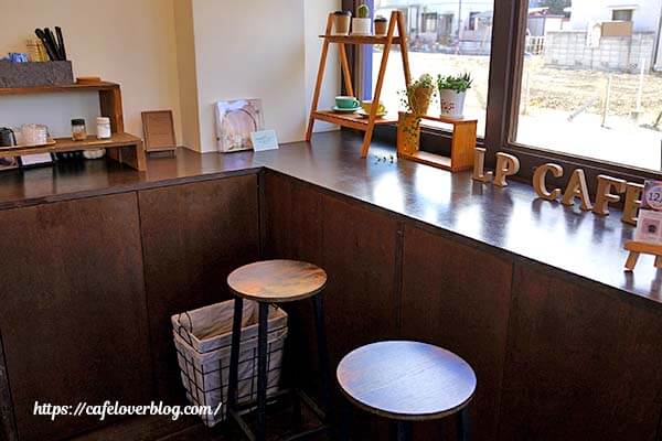 窓際の横並び席