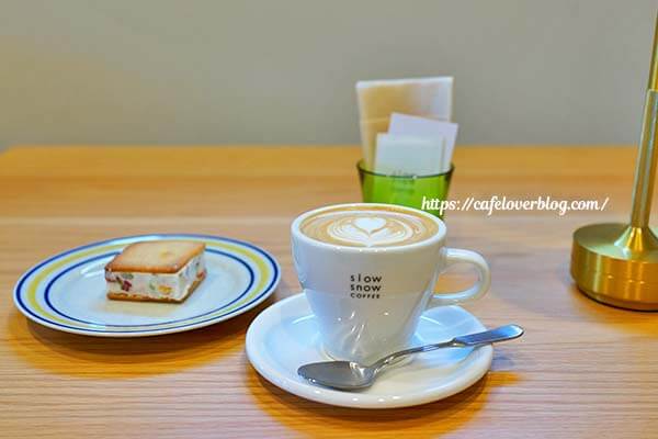 福島県郡山市のslow snow COFFEEのカフェラテとフルーツアイシークリーム
