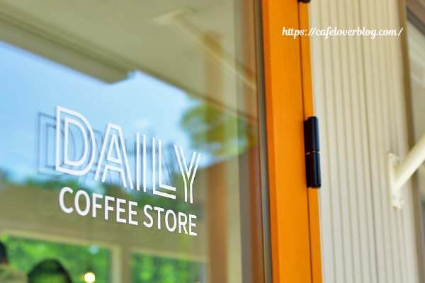 栃木県那須塩原市のDAILY COFFEE STOREのドア