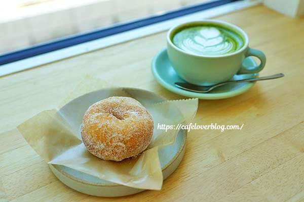 栃木県那須塩原市のDAILY COFFEE STOREのシュガードーナツと抹茶ラテ