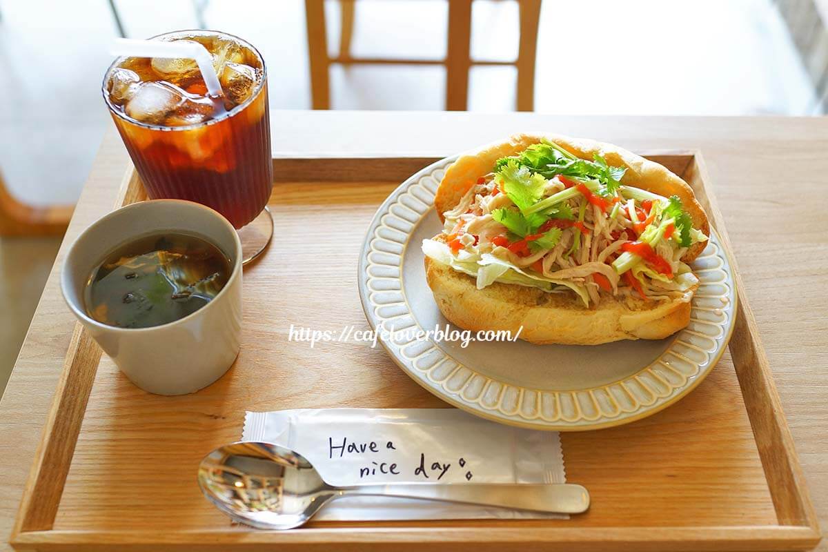 東京都練馬区平和台のmeguri cafe+spaceのバインミーとアイスコーヒー