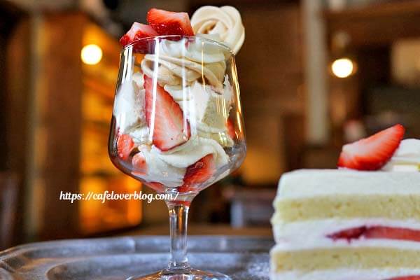 茨城県結城市のcafe robinetの苺のイートンメスとショートケーキ