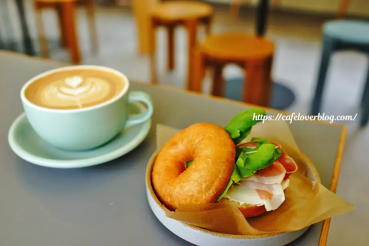 栃木県那須塩原市のDAILY COFFEE STOREのドーナツサンドとカフェラテ