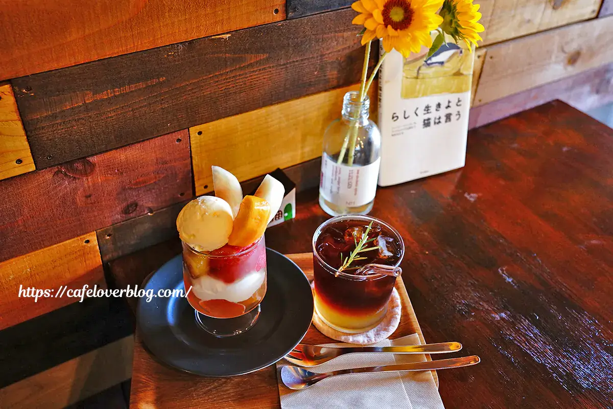 福島県須賀川市の珈琲と菓子 佳日 kajitsuの清子さん桃のサンデーとコーヒーkajitsuトニック
