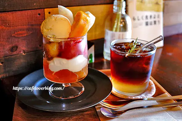 福島県須賀川市の珈琲と菓子 佳日 kajitsuの清子さん桃のサンデーとコーヒーkajitsuトニック
